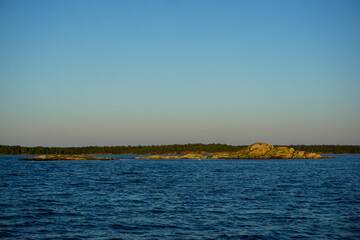 Obraz premium Scenic view of sea against clear blue sky