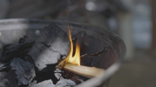 4K OCOTE PRENDIENDO CARB&Oacute;N