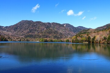 秋の日光の風景。紅葉の湯の湖。