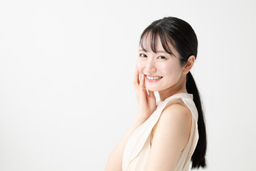頬に手を当てる若い女性