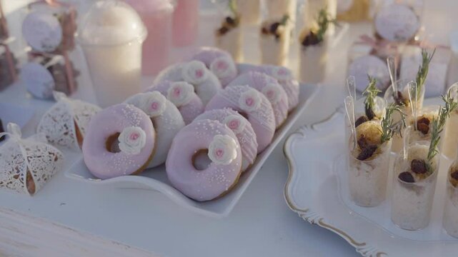 DONAS ROSAS MESA DE POSTRES