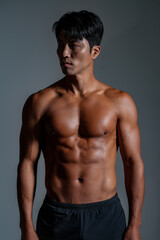 Fototapeta premium 鍛え上げられた肉体を持つアジア男性のクールなフィットネスイメージ