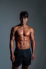 Fototapeta premium 鍛え上げられた肉体を持つアジア男性のクールなフィットネスイメージ
