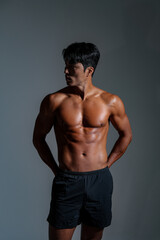 鍛え上げられた肉体を持つアジア男性のクールなフィットネスイメージ