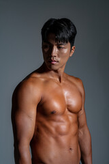 Fototapeta premium 鍛え上げられた肉体を持つアジア男性のクールなフィットネスイメージ