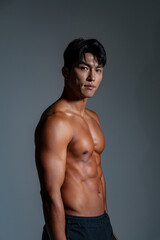 Fototapeta premium 鍛え上げられた肉体を持つアジア男性のクールなフィットネスイメージ