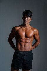 Fototapeta premium 鍛え上げられた肉体を持つアジア男性のクールなフィットネスイメージ