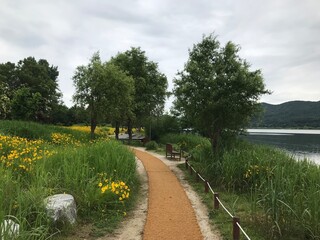 Obraz premium a riverside promenade