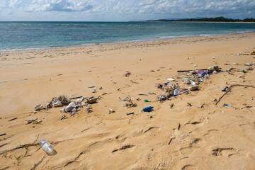 Obraz premium Beach in Thailand ruined by heavy plastic pollution. Ecological problem concept