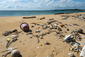 Obraz premium Plastic pollution on a Thailand beach island