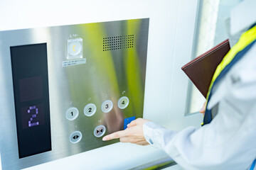 エレベーター点検をする女性 © ponta1414