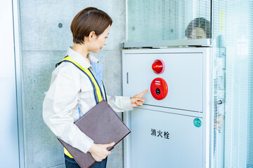 消火栓をチェックする女性 © ponta1414