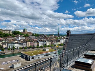 Stadt Zürich in der Schweiz / Europa: 
Blick auf die Dächer im Stadtzentrum, auf das Limmatquai, die Universität,  Predigerkirche und Fluss Limmat