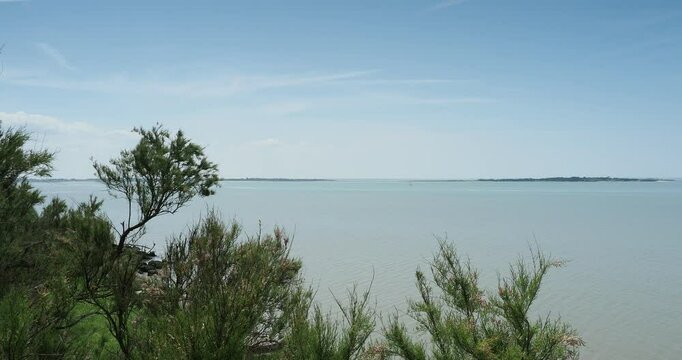 Le littoral Atlantique, les &iuml;les Charentaises dont Ol&eacute;ron vues depuis les fortifications du Fort Vauban de Fouras-les-Bains en Charente-Maritime