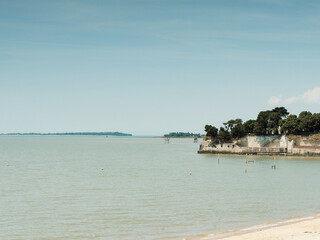 Fouras-les-Bains, site balnéaire en Charente Maritime face à l'archipel Charentais. Vue depuis la Grande plage sur la retenue d'eau, la Fumée et la Plage de la Vierge au Nord Ouest