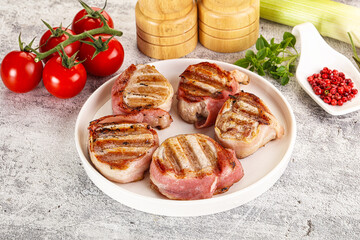 Grilled pork tenderloin with bacon