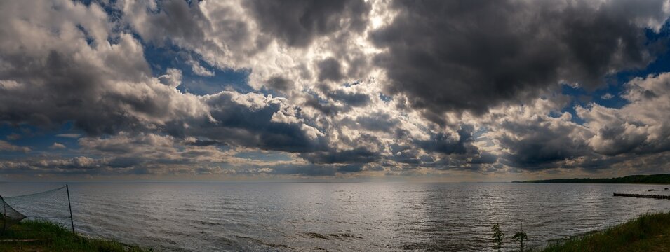 Dramatischer Wolkenhimmel &uuml;ber dem Oderhaff bei Kamminke - Panorama aus 10 Bildern