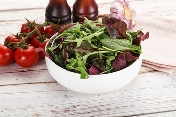 Mix salad in the bowl