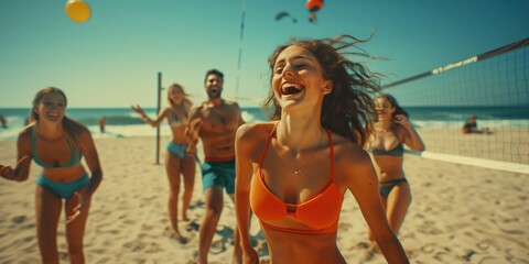 Fröhliche Gruppe beim Beachvolleyball am Strand