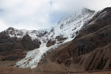 Fototapeta premium Glacier covered mountains in Mount Robson Provincial Park, British Columbia, Canada