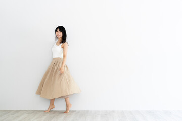 Naklejka premium 夏服の女性