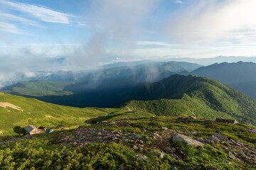 Fototapeta premium The trail from Mt. Senjogadake to Kitazawa Pass