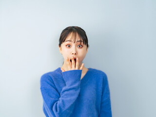 驚いた表情の女性