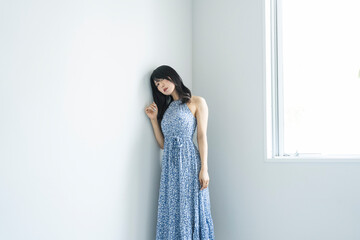 夏のワンピースを着た女性