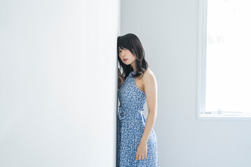 夏のワンピースを着た女性