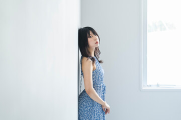 夏のワンピースを着た女性