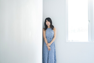 夏のワンピースを着た女性