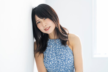夏のワンピースを着た女性