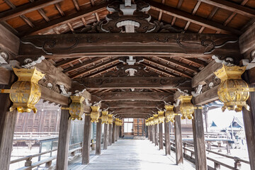 Obraz premium 専修寺の国宝「御影堂」への渡り廊下 三重県津市