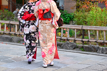 祇園の白川を旅する着物の女性