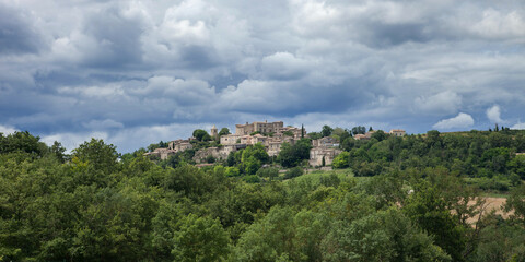 Panorama sur le village perché d'Autichamp dans la Drôme