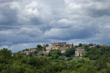 Fototapeta premium Vue sur le village perché d'Autichamp (Drôme) sous un ciel nuageux