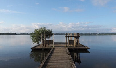 Fototapeta premium plataforma en lago