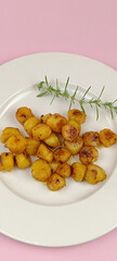 tas de saint-jacques cuisinés au safran dans une assiette	