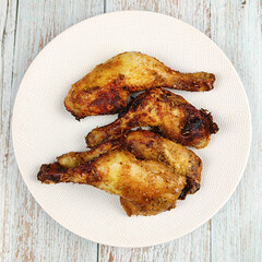 assiette de cuisses de poulet rôti en gros plan	