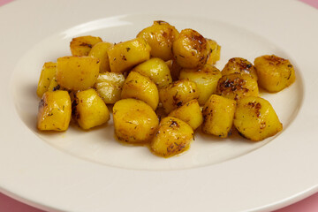 tas de saint-jacques cuisinés au safran dans une assiette	