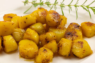 tas de saint-jacques cuisinés au safran dans une assiette	