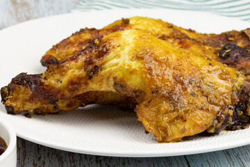 assiette de cuisses de poulet rôti en gros plan	