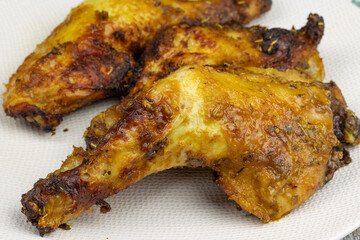 assiette de cuisses de poulet rôti en gros plan	