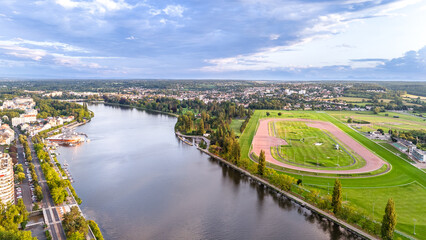 La ville de Vichy avec la rivière de l'Allier en Auvergne en France