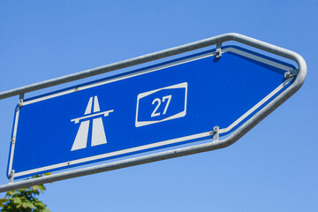 Verkehrsschild Wegweiser zur Autobahn, Deutschland