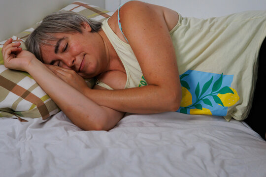 Mujer madura con sonrisa durante el sue&ntilde;o de un mundo mejor