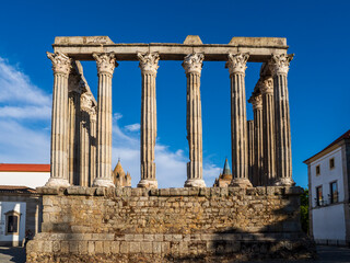 Fototapeta premium Columnas de piedra en el templo romano de Evora, Portugal