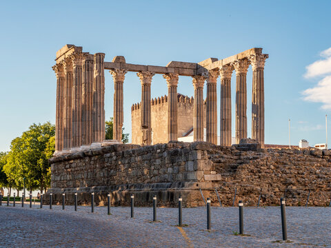 Columnas de piedra en el templo romano de Evora, Portugal