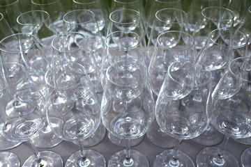 Verres à vin alignés pour un buffet