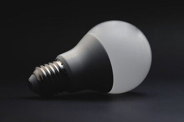 vista macro di una lampadina a led bianca, vista di profilo, su sfondo scuro sfumato